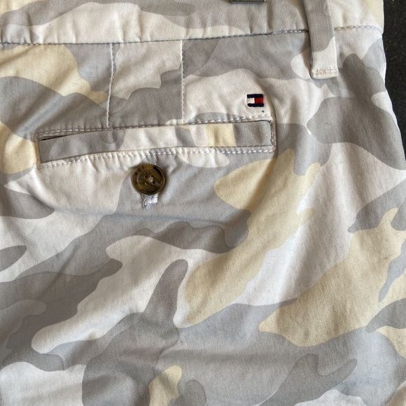 ❣️Tommy Hilfiger camouflage Capri pants. Patel yellow, grey and white. Size 6. - Picture 6 of 13
